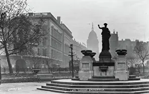 Peeking: Statue in Smithfield, London