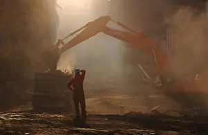 Staten: Steam shovel loads debris from the World ?