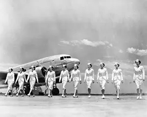 Flown: Stewardesses of the American TWA in front of a Douglas DC 3