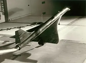 Sting: Sting-mounted Concorde model in a wind tunnel