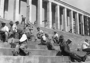 Scaffolding: Stonemasons at work on the Zeppelin grandstand, 1936
