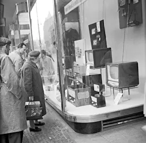 Labut: Store window - tv sets - sale - interest