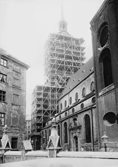 Renovation: St.Peter in Munich is being renovated, around 1900