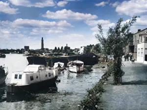 Thiscolourisedpic: STRAND-ON-THE-GREEN