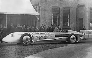 Bystander: Streamlined race car Silver Bullet in England, 1930