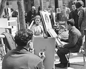 Sitter: Street artists at work in Paris