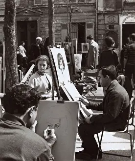 Sitter: Street artists at work in Paris