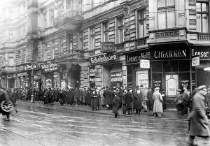 Queuing: Street in Berlin, 1919