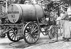 Helpers: Street cleaner in Berlin, 1916