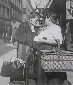 Handbags: Street conversation in Vienna
