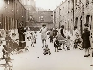 Hoxton: STREET KIDS CIRCA 1920