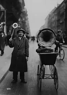 Signaling: Street musician, 1932