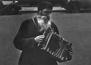 Busking: STREET MUSICIAN