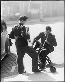 Busking: STREET MUSICIANS