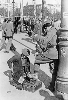 Walkers: Street scene in Barcelona after the conquest