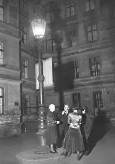 Entertain: Street scene in Berlin, 1930