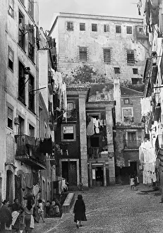 Strung: Street scene in Lisbon