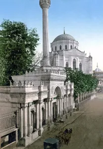 Constaninople: Street scene and mosque, Constaninople, (Istanbul), Turkey