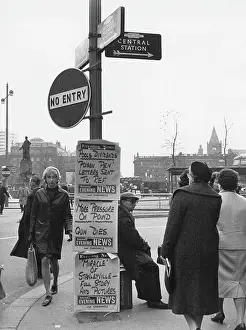Dies: Street scene with newspaper headlines
