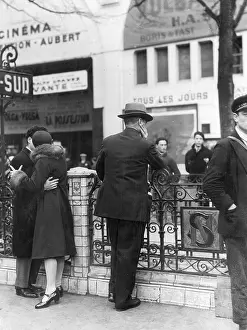 Kisses: Street Scene in Paris