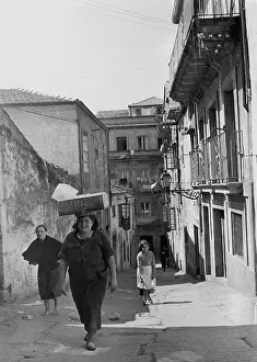 Balances: Street scene in Vigo, 1939