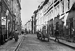 Ulica: Street scene in Warsaw, 1935
