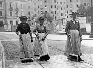 Broom: Street sweepers in Munich, around 1906