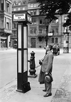 Leans: Streetcar stop, 1929
