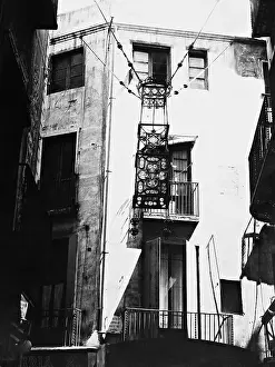 Calle: Streetlight in Barcelona, 1936
