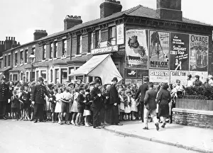 Willing: Strikers in front of a cotton spinning mill in Lancashire