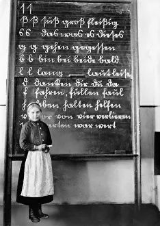 Suetterlin: Student in front of a blackboard, 1930