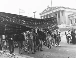Ringstrasse: Student demonstration in front of Parliament