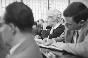Universitat: Some students attending a lecture at