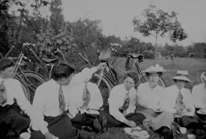 Bpeosa: Students with bicycles having a picnic