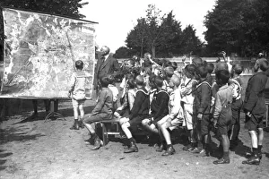 Scholl: Students at a geography lesson, 1921