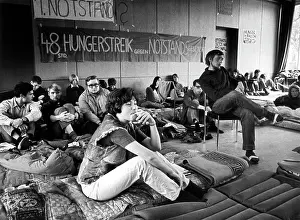Politik: Students on hunger strike against emergency laws