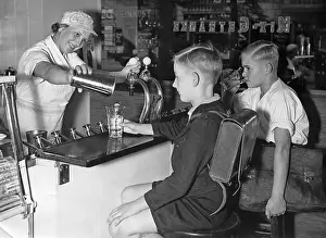 Coca: Students in a milk bar in Berlin, 1936