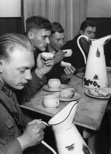 Nsdstb: Students of the NSD Student Union eating breakfast, 1934