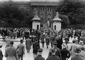 Professors: Students protest in front of the University in Berlin, 1932