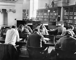 Oxbridge: Students in Radcliffe Camera, Oxford