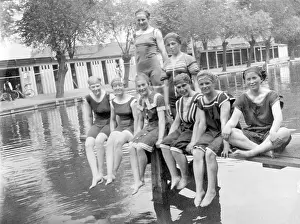 Bpeosa: Students swim costumes divingboard