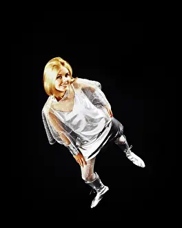 Pht001: Stylish Blond Woman Looking at Camera
