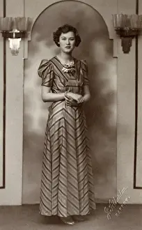 Chevron: Stylish Woman - Barrow - 1920s