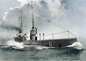 Lucinda Gosling Collection: Submarine D 1 with HMS Drake in her wake