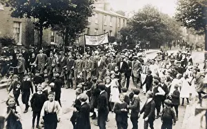 Undergraduate: Suffragists and supporters marching into Cambridge