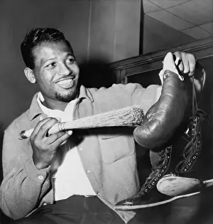 Dusting: Sugar Ray Robinson dusting off his boxing ?