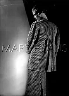 Flaring: SUIT WITH FLARED BACK