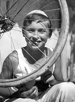 Tire: Summer trip by bicycle in the 30's