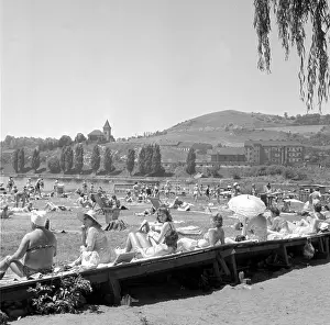 Maintains: Sunbathers in Prague