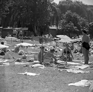 Maintains: Sunbathers in Prague